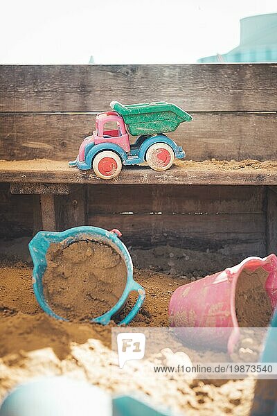 Kinder Plastikspielzeug im Sandkasten. Dreckeimer  selektiver Fokus