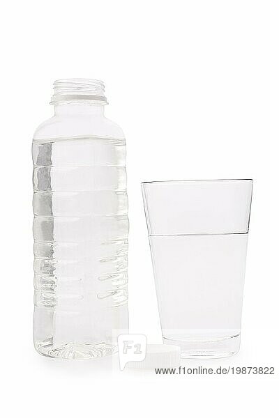 Zusammensetzung aus einer durchsichtigen Plastikflasche und einem Glas mit Wasser