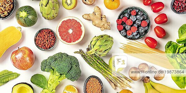 Veganes Lebensmittel Panorama. Gesunde Ernährung Konzept. Obst  Gemüse  Nudeln  Nüsse  Hülsenfrüchte  Pilze  Overhead Flachlegung Schuss auf einem weißen Hintergrund