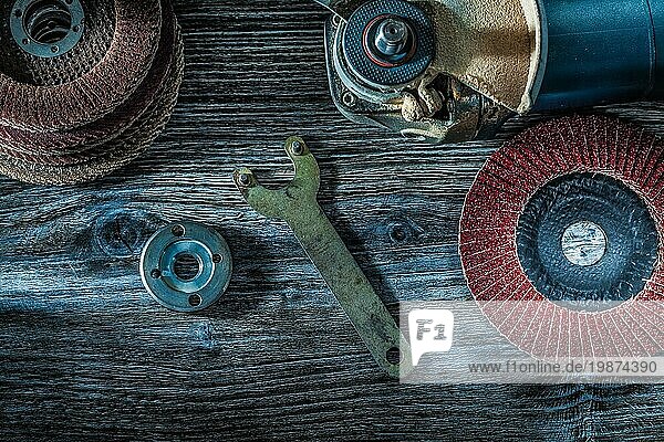 Winkelschleifer Schleifscheiben Schlüssel auf Vintage Holzbrett