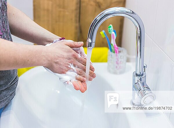 Schließen Sie das Händewaschen im Badezimmer. Vorbeugung gegen Grippe oder Corona