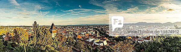 Panoramablick auf die Stadt Graz mit ihren berühmten Gebäuden. Fluss Mur  Uhrturm  Kunstmuseum  Rathaus. Berühmtes Touristenziel in Österreich