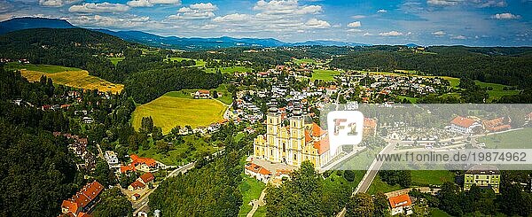 Luftaufnahme der barocken Basilika Mariatrost auf dem Purberg in Mariatrost  einem Stadtteil von Graz. Reiseziel  berühmter touristischer Ort