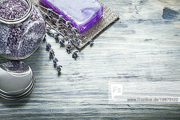 Handgemachte Seife Lavendel aromatische Badesalz Glas Abdeckung auf Holzbrett Spabehandlung Konzept