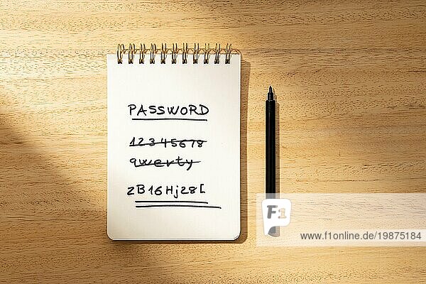 Starke und schwache einfache Passwort Konzept. Handgeschriebener Text auf Papier Notizblock vorhölzernen Schreibtisch. Flach legen