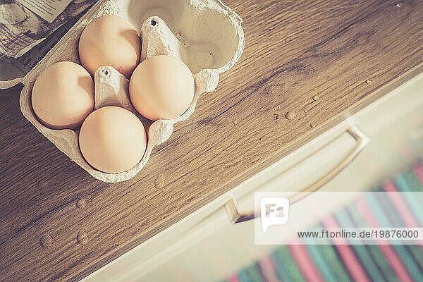 Karton mit frischen Eiern aus Freilandhaltung in der Küche