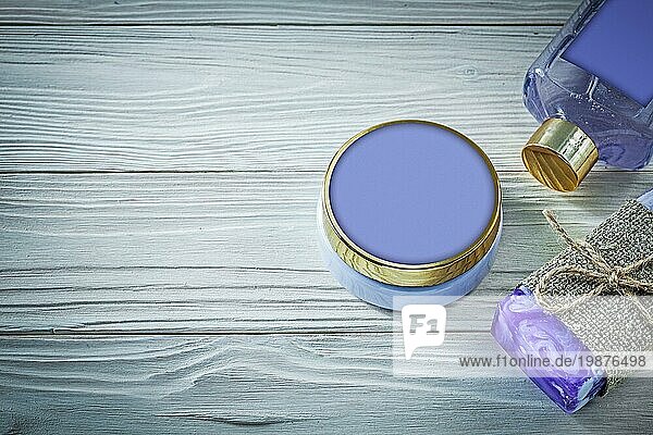 Zusammensetzung von Lavendel handgemachte Seife Duschgel und Körperlotion auf Holzbrett Badekonzept