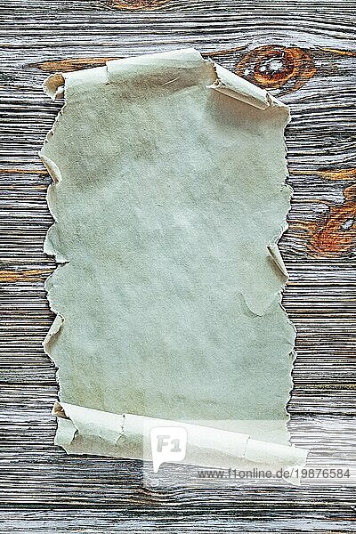Vintage Papierrolle auf blauem Holzbrett