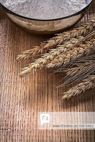 Weizenähren und Schüssel mit Mehl auf Holzbrett Essen und Trinken Stillleben