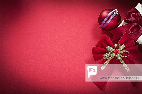Weihnachtskugel Knoten Geschenkbox auf rotem Hintergrund Urlaub Konzept