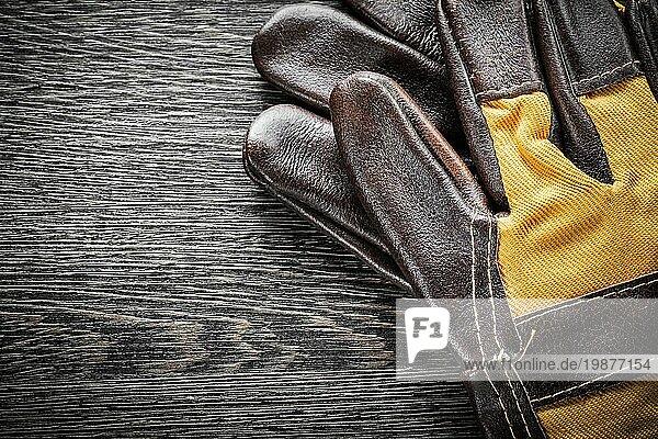 Lederschutzhandschuhe auf Holzbrett
