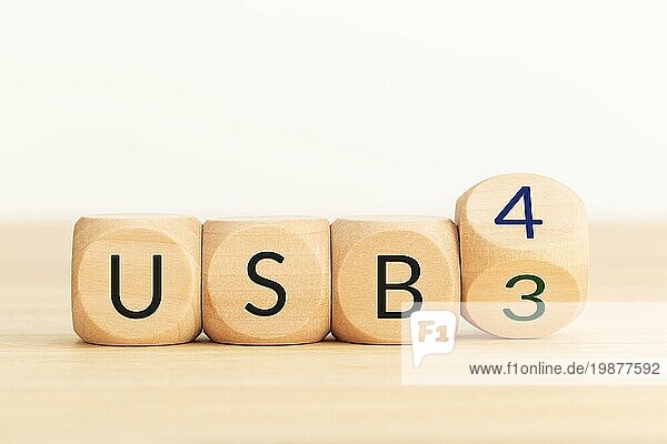 Konzept für den Wechsel von USB 3 auf USB 4. Holzblöcke mit Text umdrehen. Raum kopieren