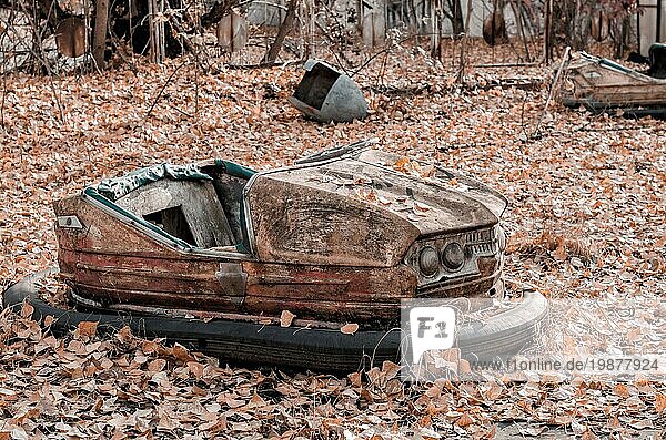 Auto und niemand in einem verlassenen Vergnügungspark in Tschernobyl Ukraine im Herbst