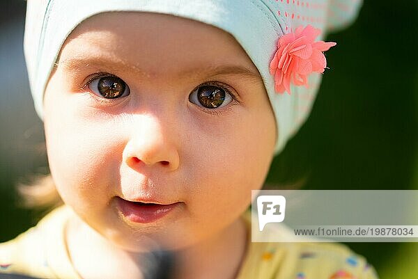 Little Baby Girl Porträt im Freien. Cute Child über die Natur Hintergrund Blick in die Kamera. Kopieren Sie Platz auf der rechten Seite