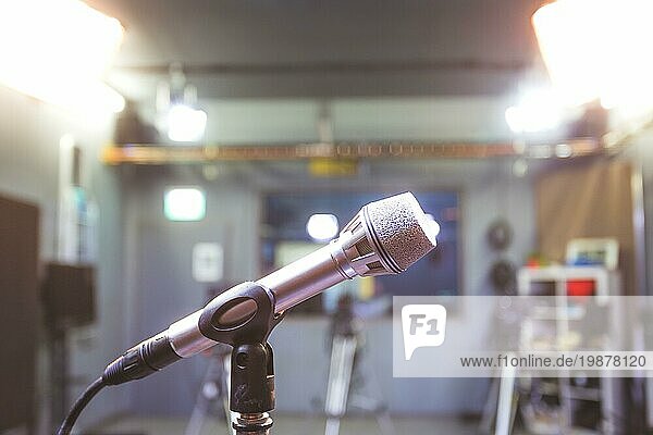 Professionelles Mikrofon in einem Fernsehstudio  Studiobeleuchtung im unscharfen Hintergrund