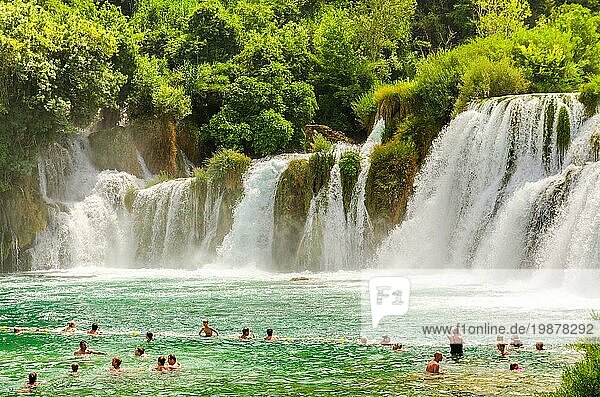 Kroatien  21. Juli 2014: Touristen schwimmen in der Nähe von Wasserfällen in kristallklarem Wasser. Touristisches Ziel im dalmatinischen Nationalpark Krka  ein Ort  den man besuchen sollte  Europa