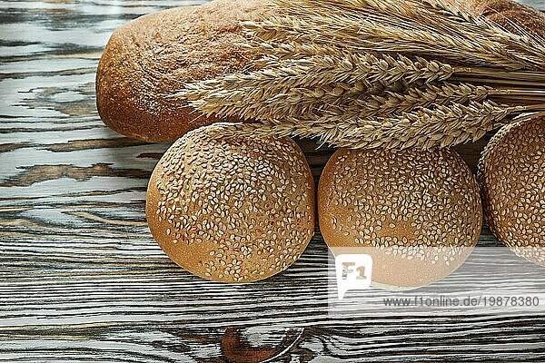 Frisches Brot langer Laib Weizenähren auf Holzunterlage
