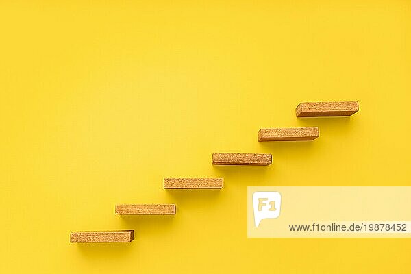 Holztreppe auf gelbem Hintergrund. Wachstum  wachsendes Geschäft  Erfolgsprozesskonzept. Kopieren Raum
