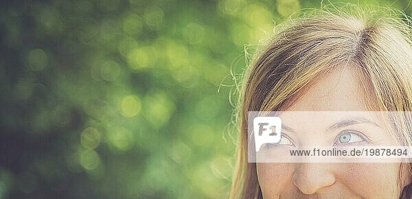 Ausschnitt Porträt von schönen Mädchen  blonde Haare und blaue Augen  Sommerzeit