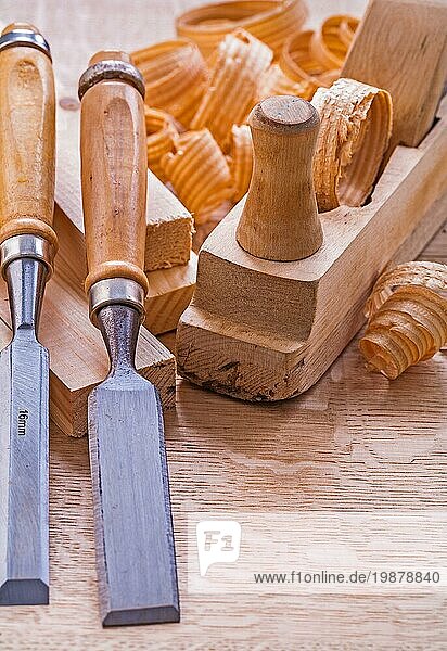 Zimmermannsmeißel Holzarbeiter Hobelspäne auf Holzplatte Baukonzept
