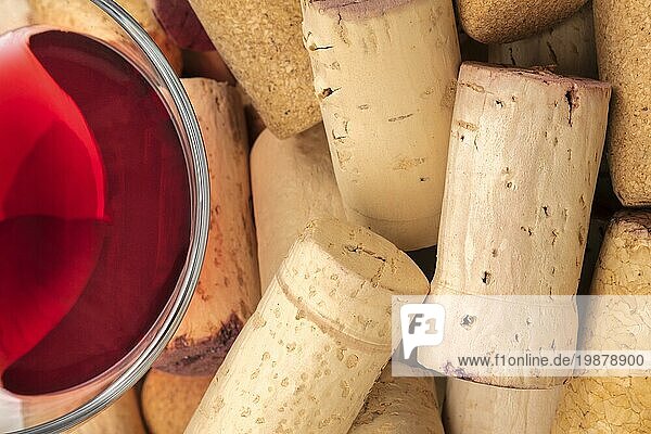 Eine Nahaufnahme abstraktes Foto von einem Glas Rotwein mit Weinkorken
