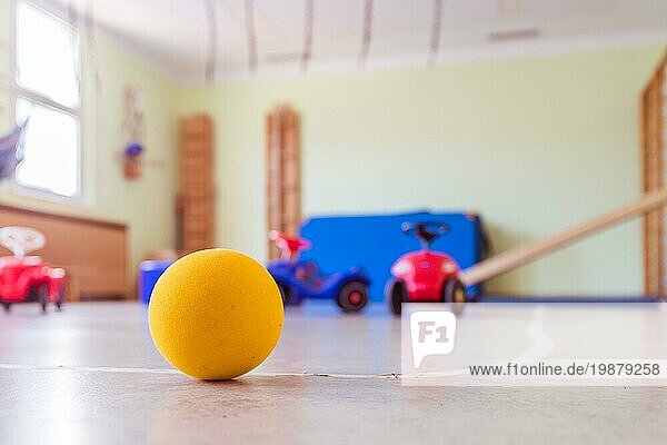 Nahaufnahme eines Spielzeug Schaumstoffballs in einer Turnhalle eines Kindergartens