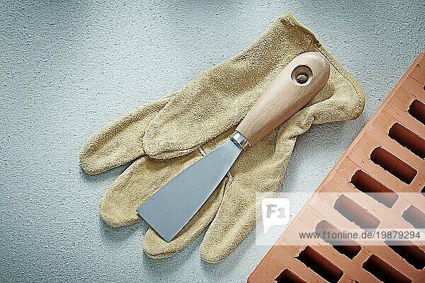 Orange Ziegel Schutzhandschuhe Palette Messer auf Beton Hintergrund Maurerarbeiten Konzept