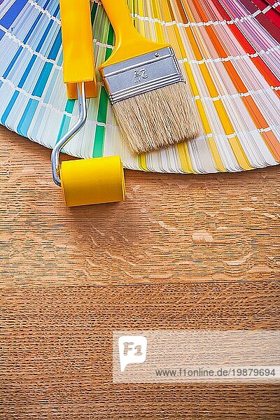 Farbe Walze Pinsel und Pantone Fächer auf Holzbrett Konstruktion Konzept