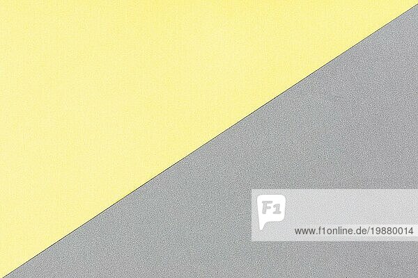 Gelbes Papier und graue Schaumstoffplatte mit diagonalem Texturhintergrund. Vorlage für Text oder Zeichnung