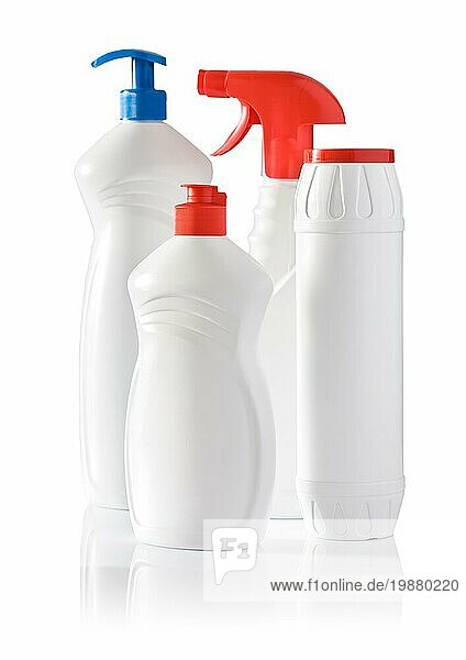 Vier Reinigungsmittelflaschen isoliert