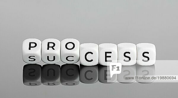 Prozess zum Erfolg Konzept. Würfelblöcke  die das Wort Prozess zum Erfolg umdrehen