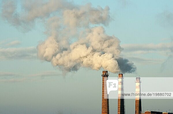 Rauch und Verschmutzung der chemischen Industrie der Stadt  petrochemische Industrie fackelt ab. Es ist ein hässlicher Tag