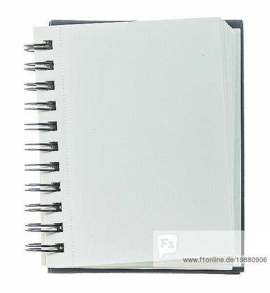 Geöffneter leerer Notizblock vor weißem Hintergrund
