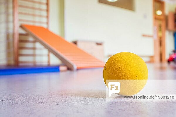 Nahaufnahme eines Spielzeug Schaumstoffballs in einer Turnhalle eines Kindergartens