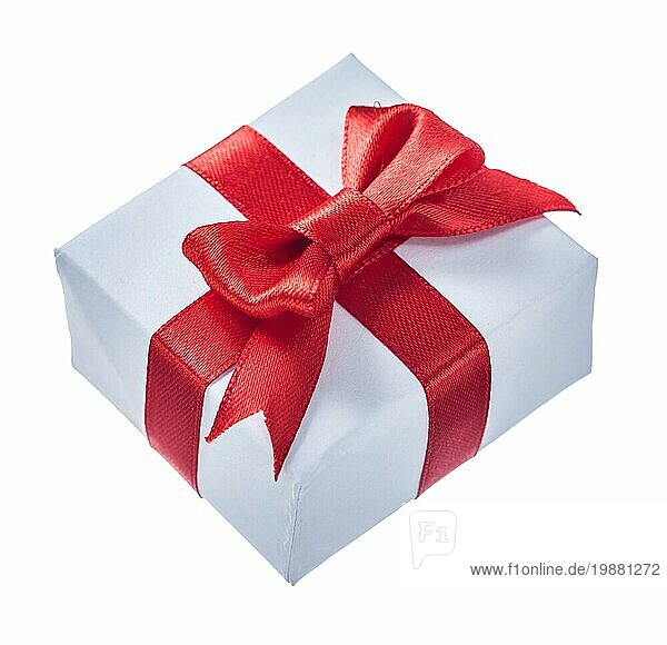 Weiß verpackt Geschenkbox mit roten Knoten vor weißem Hintergrund