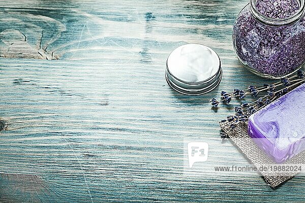 Bar der handgemachten Seife Lavendel aromatischen Kristall Meersalz Glas Abdeckung auf Holzbrett Spabehandlung Konzept