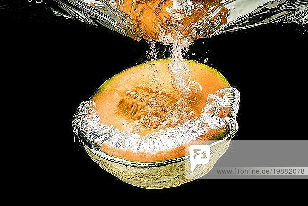 Die Hälfte der Orange Cantaloupe Melone sinken  vorschwarzem Hintergrund