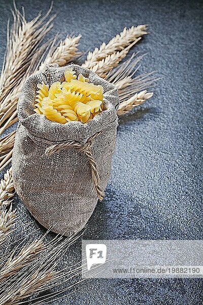 Hessischer Sack mit Spirale Makkaroni Weizen Roggen Ohren auf schwarzem Hintergrund