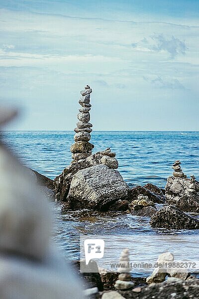 Spirituelle Steinhaufen an der Küste Kroatiens  Meer
