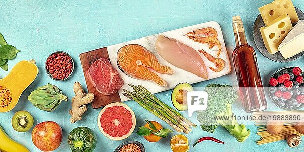 Lebensmittel Panorama. Hauptproteine  Wein  Käse  Obst und Gemüse  aufgenommen von oben auf einem blaün Hintergrund mit Kopierraum. Ernährung flat lay
