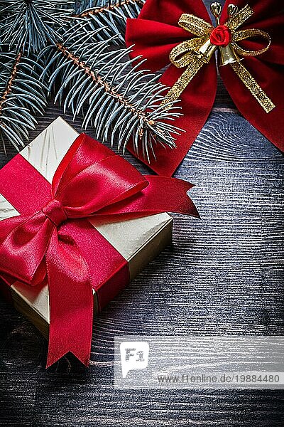 Weihnachten roten Knoten Kiefer Zweig Geschenkbox Urlaub Konzept