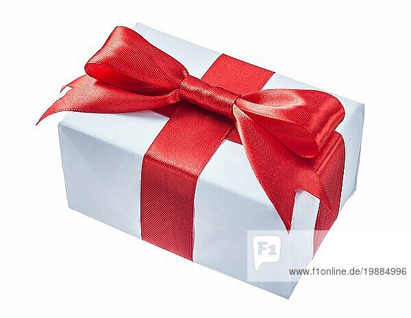 Weiße Geschenkbox mit rotem Knoten vor weißem Hintergrund