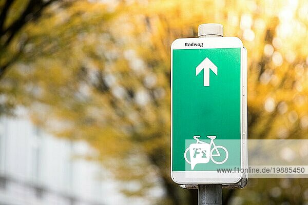 Straßenschild für Radweg  Europa  Herbstzeit