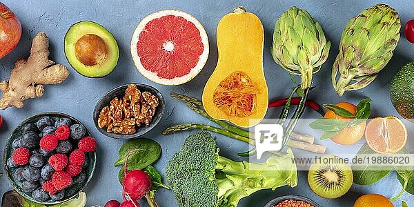 Veganes Lebensmittel Panorama. Gesunde Ernährung Konzept. Obst  Gemüse  Nüsse  Aufnahme von oben. Eine flache Lage