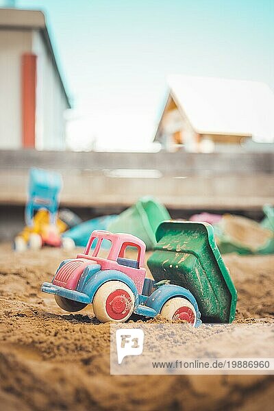Kinder Plastikspielzeug im Sandkasten. Lkw  selektiver Fokus