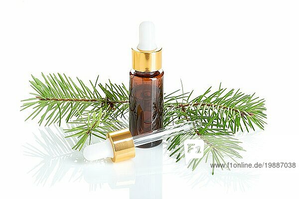 Ätherisches Öl der Kiefer. Kiefernöl Glasflasche für Schönheit  Hautpflege  Wellness. Alternative Medizin