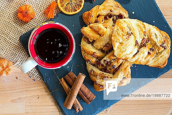 Marmelade und Pekannusszopf Gebäck Süßspeisen Frühstück mit Teetasse