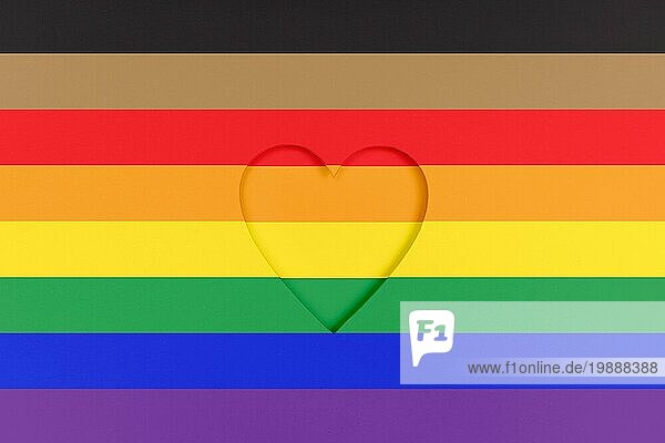 Neu gestalteter Hintergrund für die LGBTQ Stolzflagge. Regenbogen bedruckter Karton mit ausgestanzter Herzform. Ansicht von oben