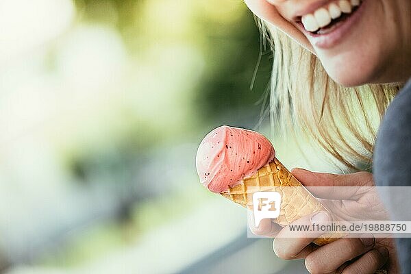 Mädchen genießt Eiscreme im Sommer