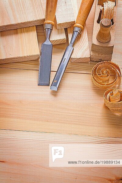 Copyspace Bild Komposition von Holzbearbeitungswerkzeugen Zimmerei Meißel und Ebene auf Holzbrettern Baukonzept